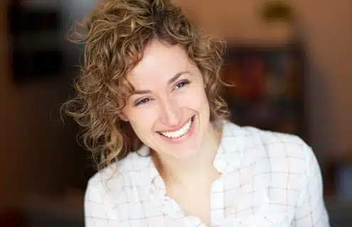 utica-dental-tulsa-ok-cosmetic-dentistry-lumineers A women smiling